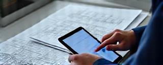 Ingegnere che revisiona progetti